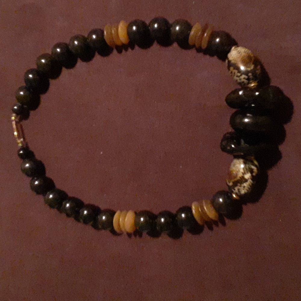 Black & 2 Snakeskin beads with multiple shapes & sizes beads necklace. 21" L1B4